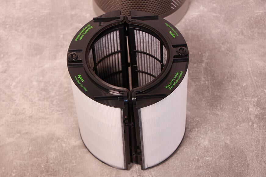 Die zwei 180° gerundeten Filtereinheiten vom Dyson Purifier Cool Autoreact TP7A stehen auf einem Tisch